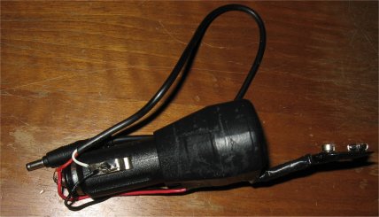 Adattatore USB per accendisigari con collegato uno spinotto