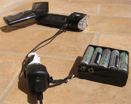 Adattatore usb per accendisigari con collegato un pacco batterie ricaricabili