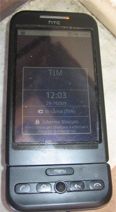 HTC Dream in carica con il caricatore solare